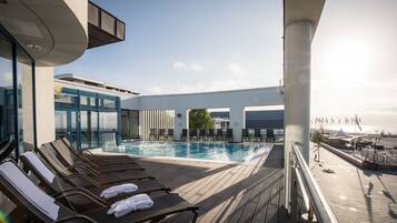 Una piscina techada, una piscina al aire libre de temporada