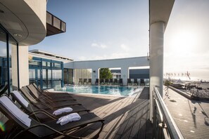 Innenpool, Außenpool (je nach Saison geöffnet)