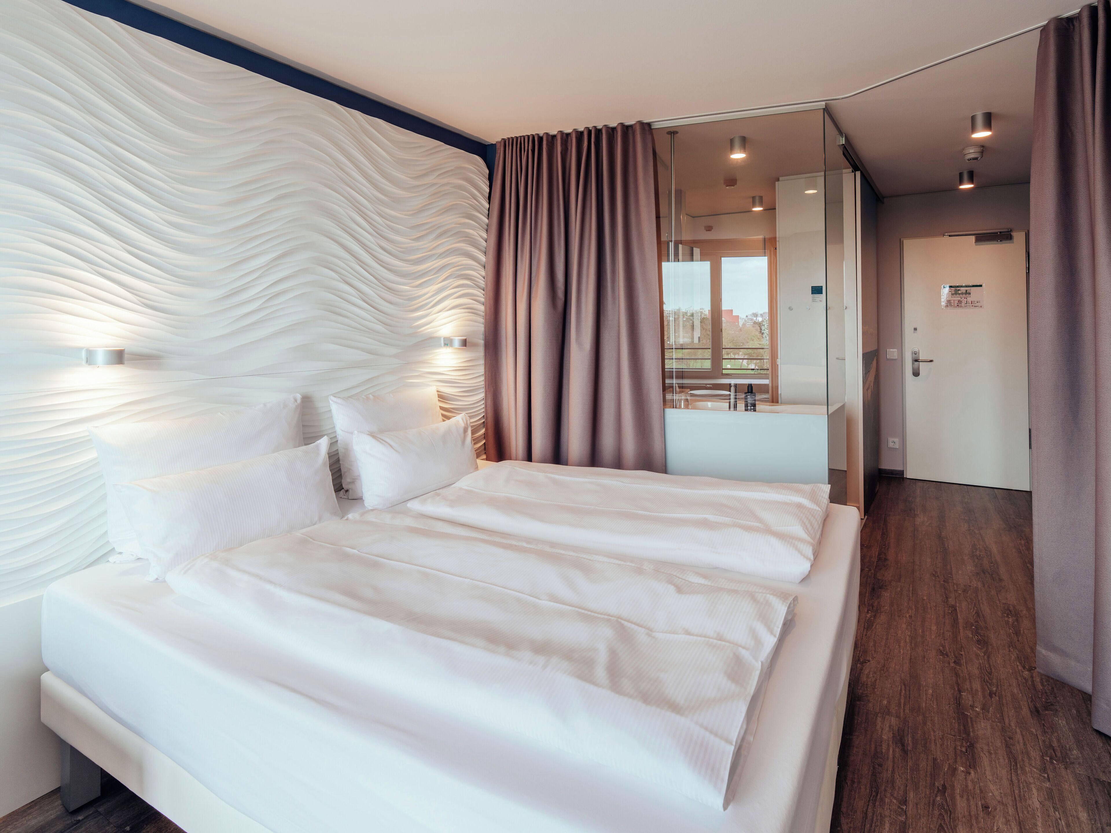 Hypo-allergenic bedding, desk, blackout drapes, free WiFi