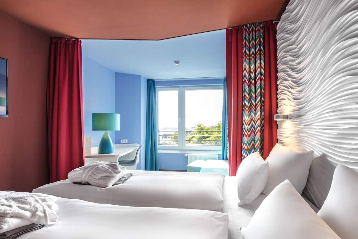 Double room land facing | Hypo-allergenic bedding, desk, blackout curtains, free WiFi