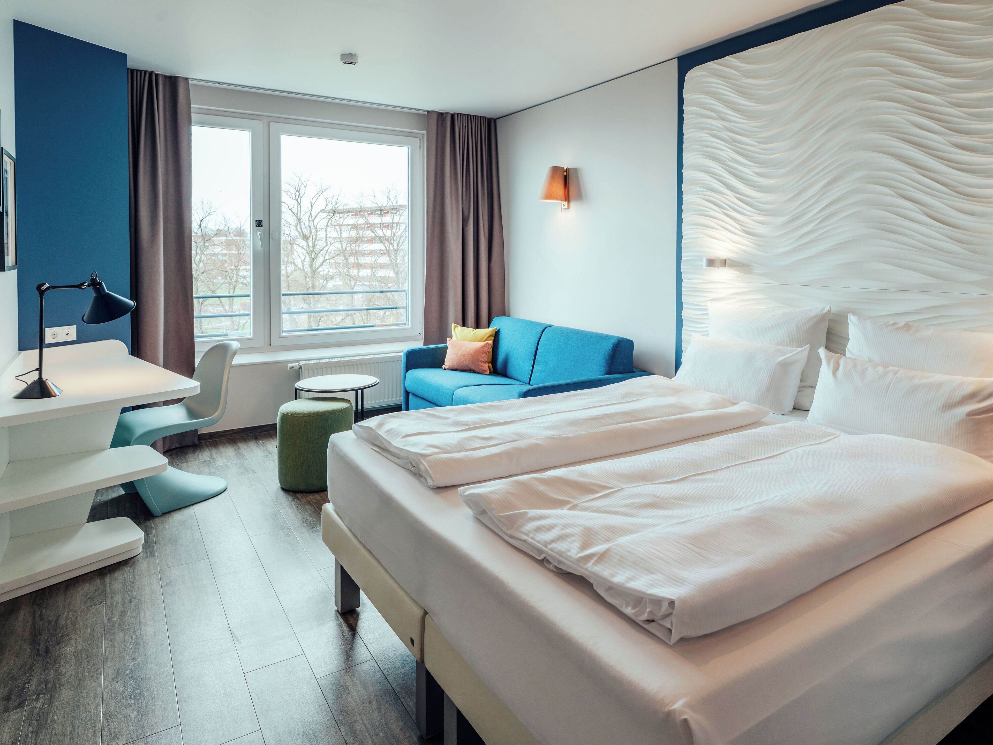 Double room lateral sea view | Hypo-allergenic bedding, desk, blackout drapes, free WiFi