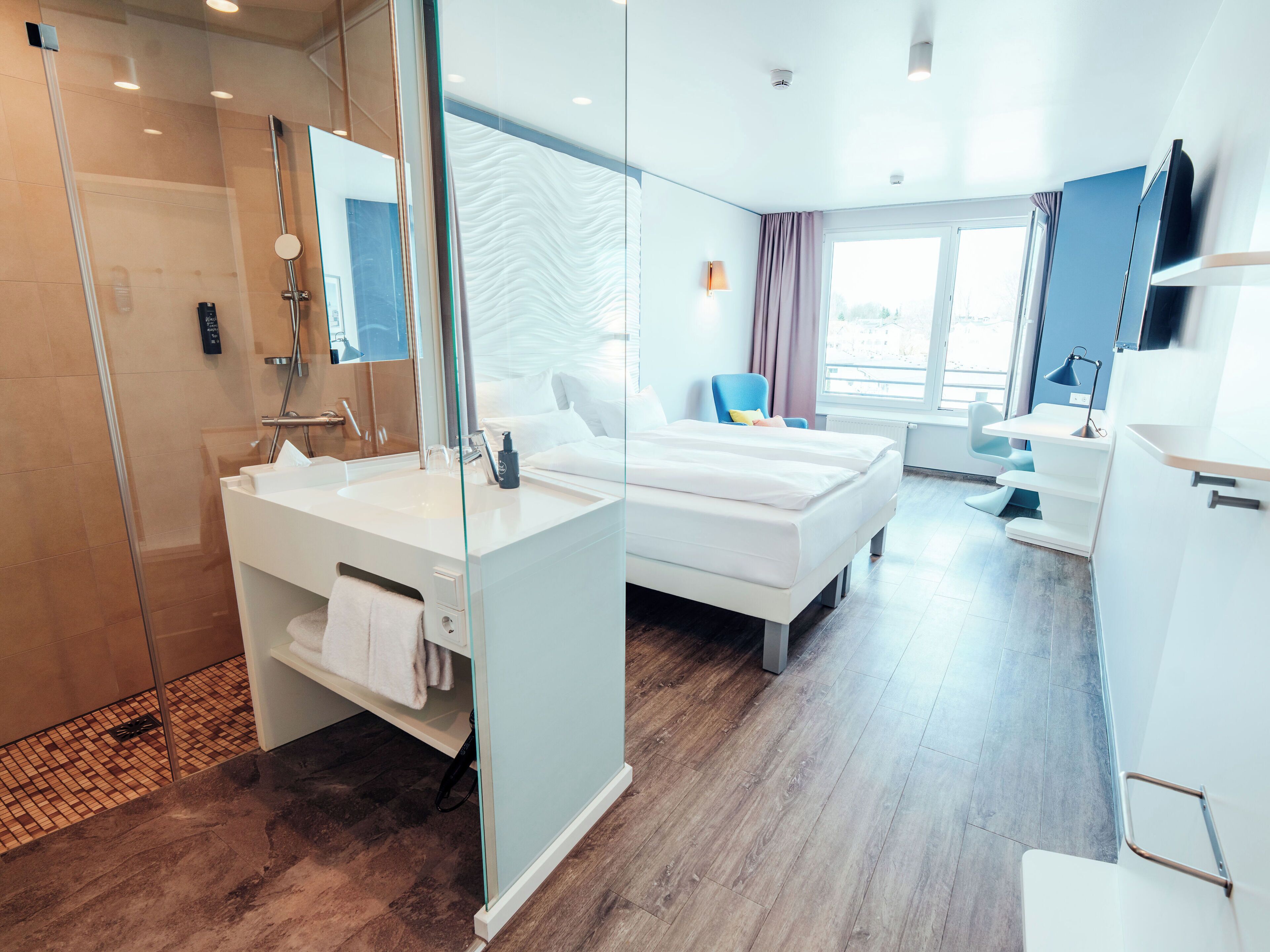 Hypo-allergenic bedding, desk, blackout drapes, free WiFi