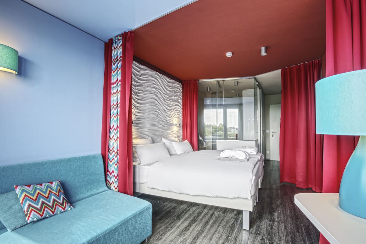 Hypo-allergenic bedding, desk, blackout curtains, free WiFi
