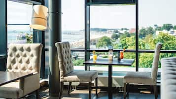 2 bars/lounges