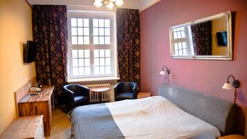 Individually furnished, desk, iron/ironing board, free WiFi