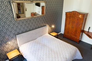 Doppelzimmer | Individuell eingerichtet, Schreibtisch, Bügeleisen/Bügelbrett