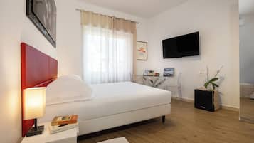 Monolocale | Minibar, una scrivania, insonorizzazione