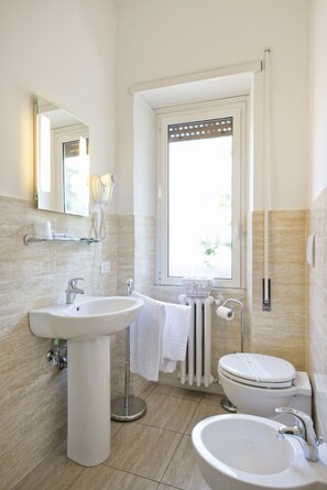 Dusche, Haartrockner, Bidet, Handtücher