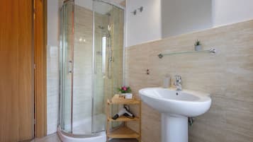 Kamar Comfort | Kamar mandi | Shower, pengering rambut, kloset, dan handuk