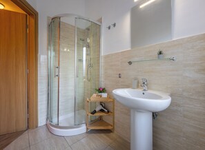 Comfort Room | Bathroom | Shower, hair dryer, bidet, towels - Vaticano84 (Rome)