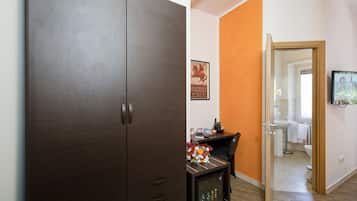 Minibar, caja de seguridad en la habitación y escritorio