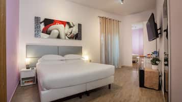 Camera Comfort | Minibar, una scrivania, insonorizzazione