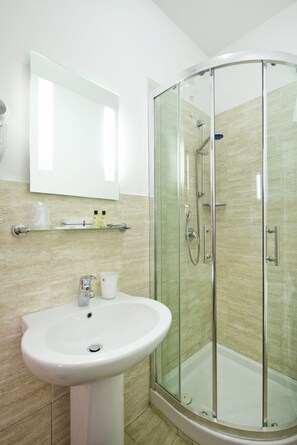 Chambre familiale | Salle de bain | Douche, séchoir à cheveux, bidet, serviettes fournies