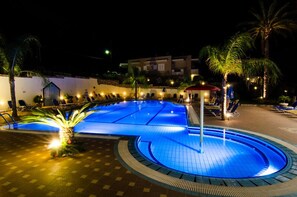 Seasonal outdoor pool, open 8:00 AM to 8:00 PM, pool umbrellas - Real Palace (Hersonissos)