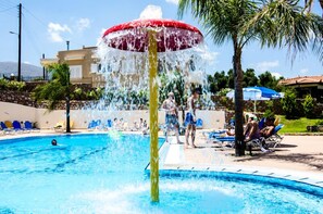 Seasonal outdoor pool, open 8:00 AM to 8:00 PM, pool umbrellas - Real Palace (Hersonissos)