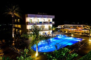 A hotel with a pool area, a snack bar, and a pool bar. - Real Palace (Hersonissos)