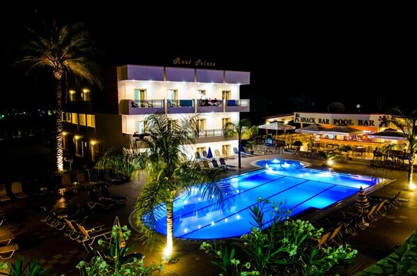 Piscine extérieure (ouverte en saison), parasols de plage