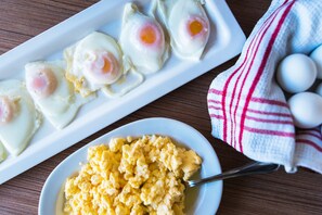 Desayuno buffet diario (EUR 9 por persona)