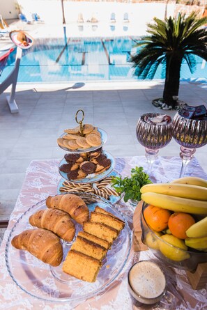 Café da manhã com buffet todos os dias mediante uma taxa