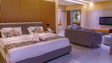 Executive Suite | 1 bedroom, minibar, in-room safe, desk
