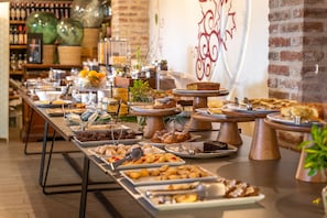 Tägliches Frühstücksbuffet (12 EUR pro Person)