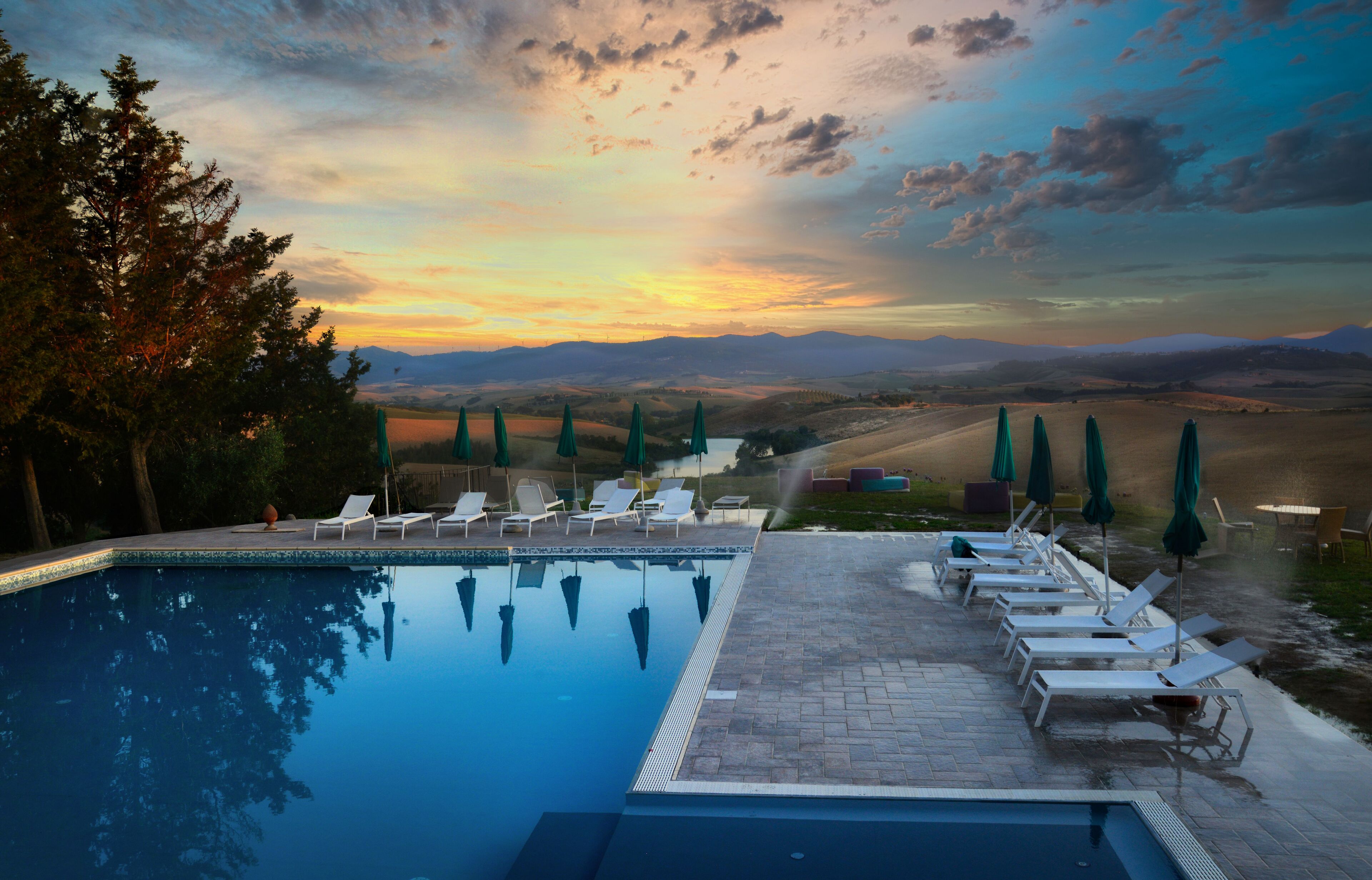 Piscine extérieure, parasols de plage, chaises longues