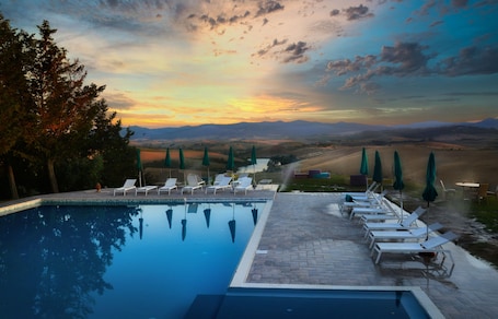 Outdoor pool, pool umbrellas, sun loungers. Agriturismo Podere Diacceroni