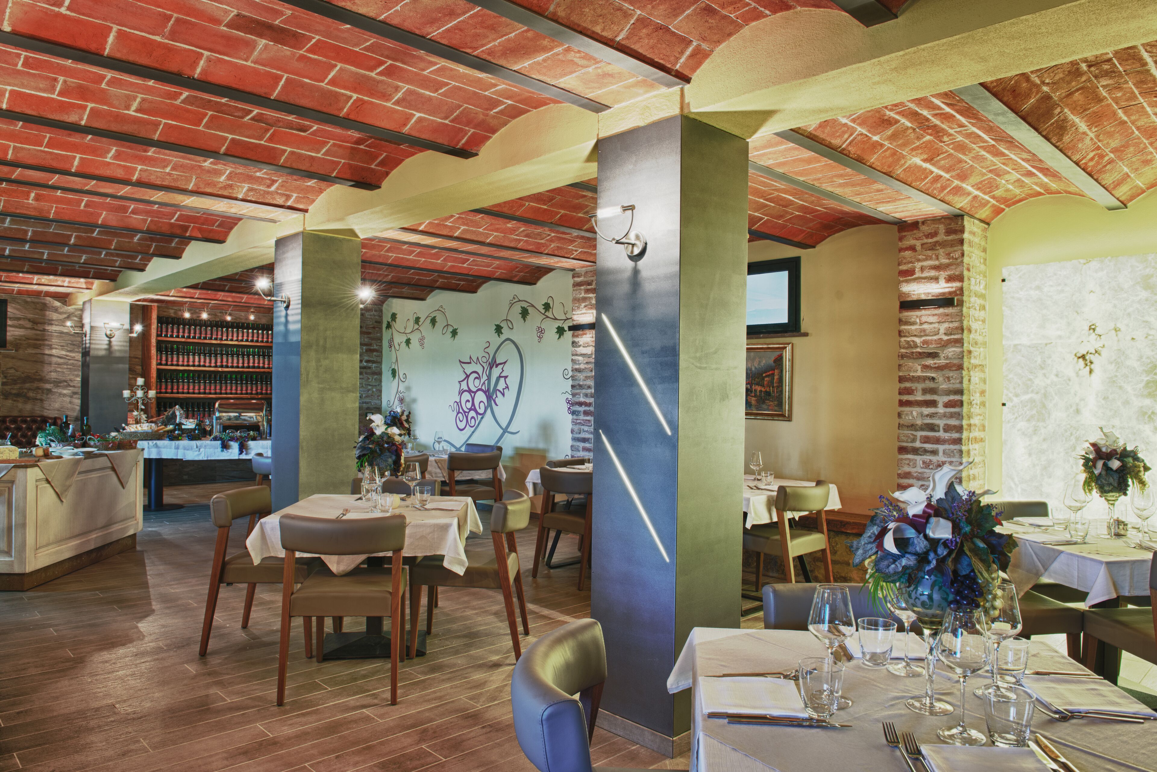Un restaurante con techos de ladrillo, mesas y sillas de madera.