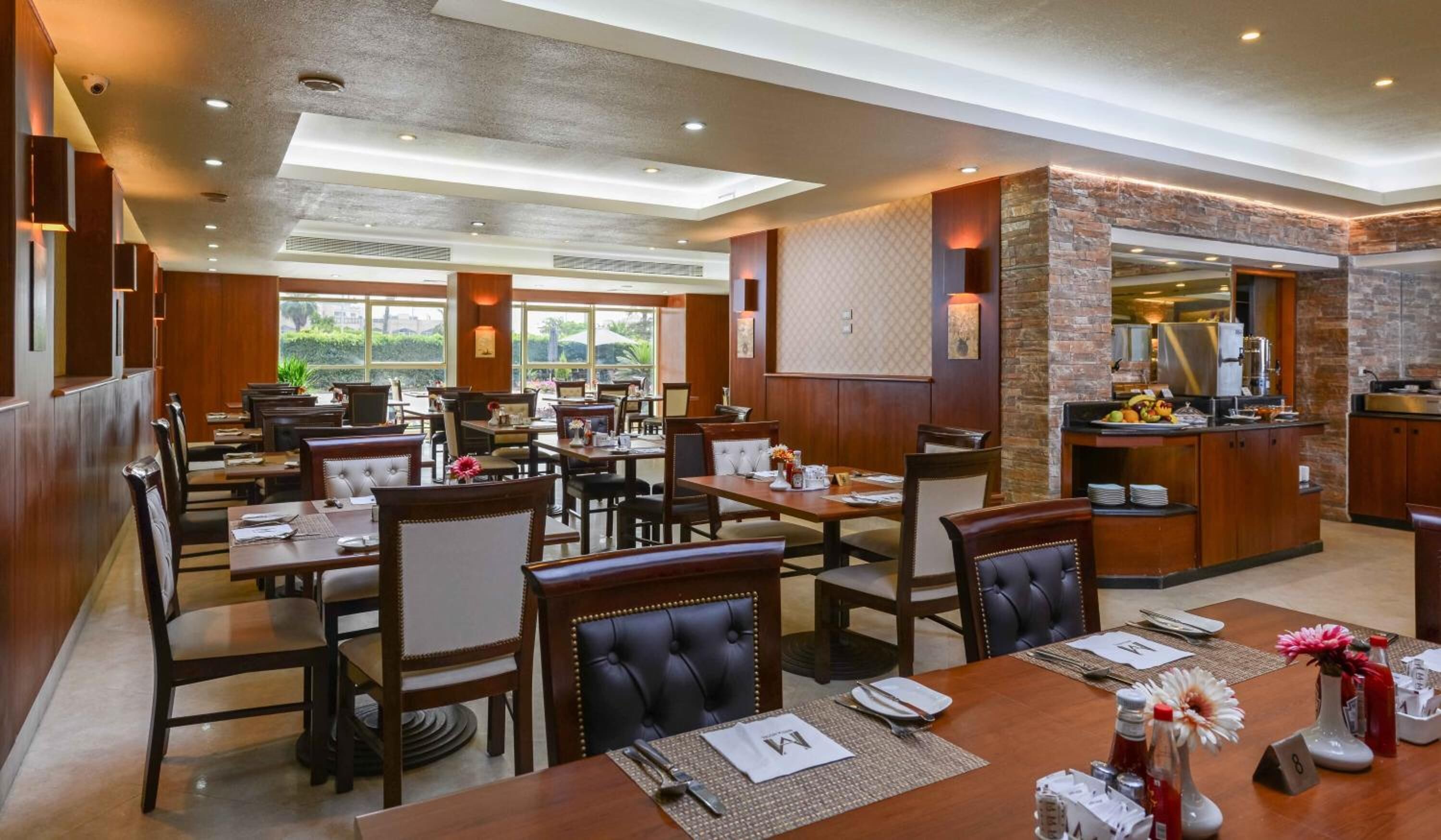 朝食、ランチ、ディナーに営業 (多国籍料理)