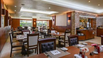 Melayani sarapan dan makan siang dengan sajian masakan internasional