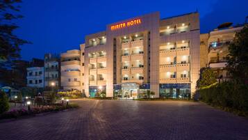 Minibar, caja de seguridad en la habitación y escritorio