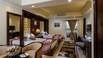 Minibar, caja de seguridad en la habitación y escritorio