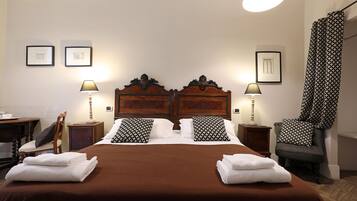 Tweepersoonskamer | Een minibar, een kluis op de kamer, individueel gemeubileerd, een bureau