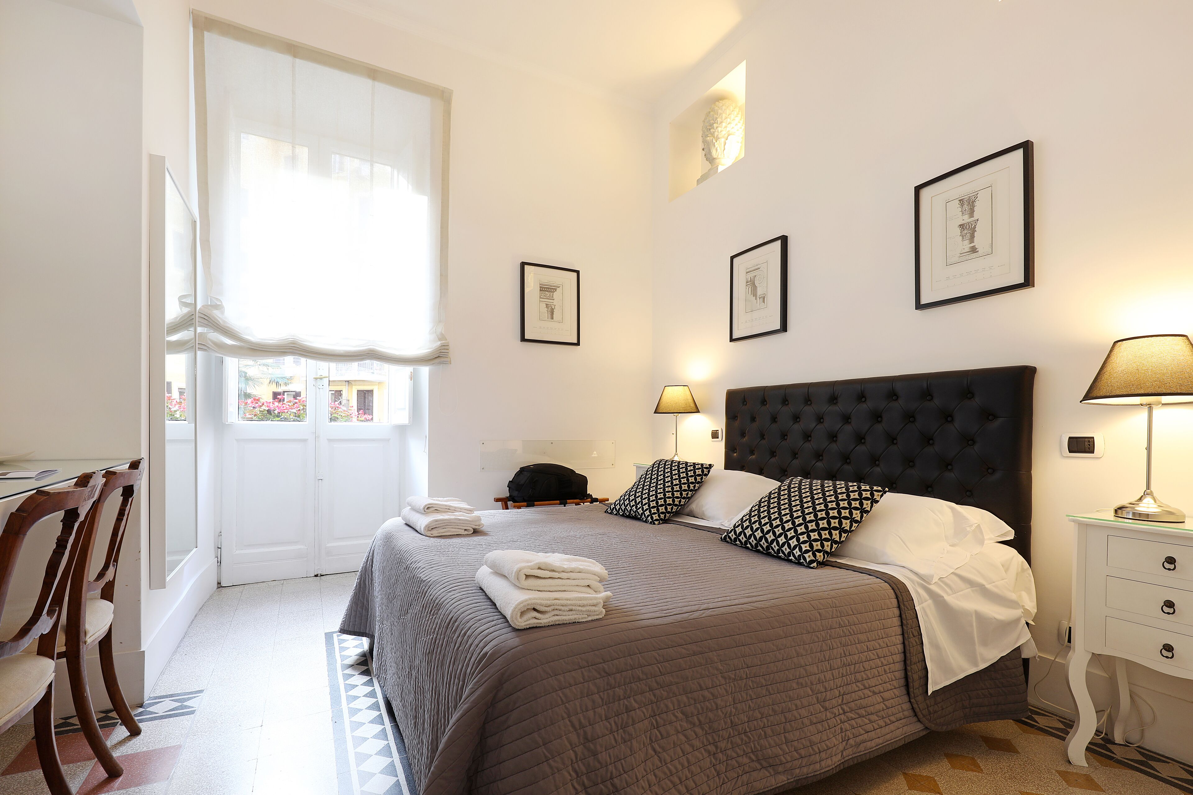 Minibar, caja de seguridad en la habitación y muebles diferentes 