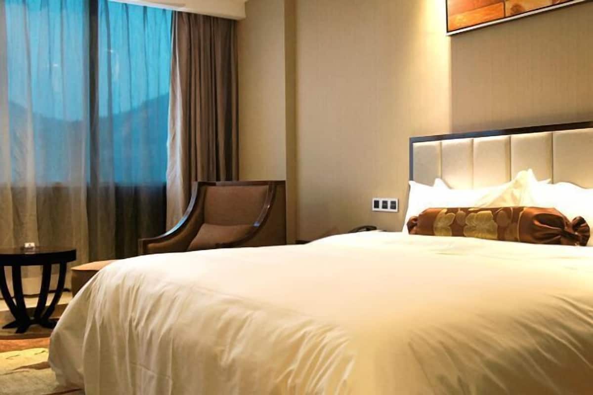 Minibar, in-room safe, iron/ironing board, cots/infant beds