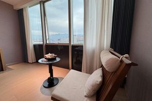 Minibar y caja de seguridad en la habitación 