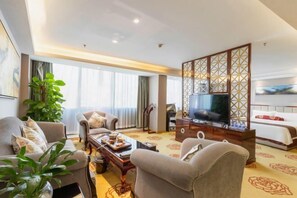 Minibar y caja de seguridad en la habitación 