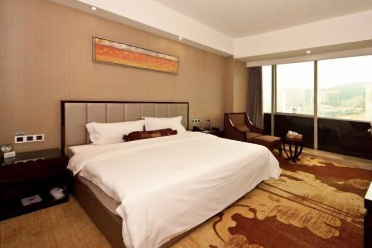 Minibar, in-room safe, iron/ironing board, cots/infant beds