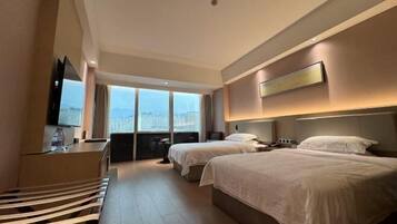 Een minibar, een kluis op de kamer, een strijkplank/strijkijzer