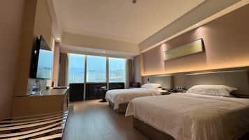 Minibar y caja de seguridad en la habitación