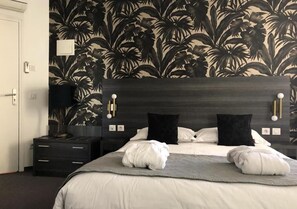 Kamer | Een minibar, een kluis op de kamer, een bureau, geluiddichte muren