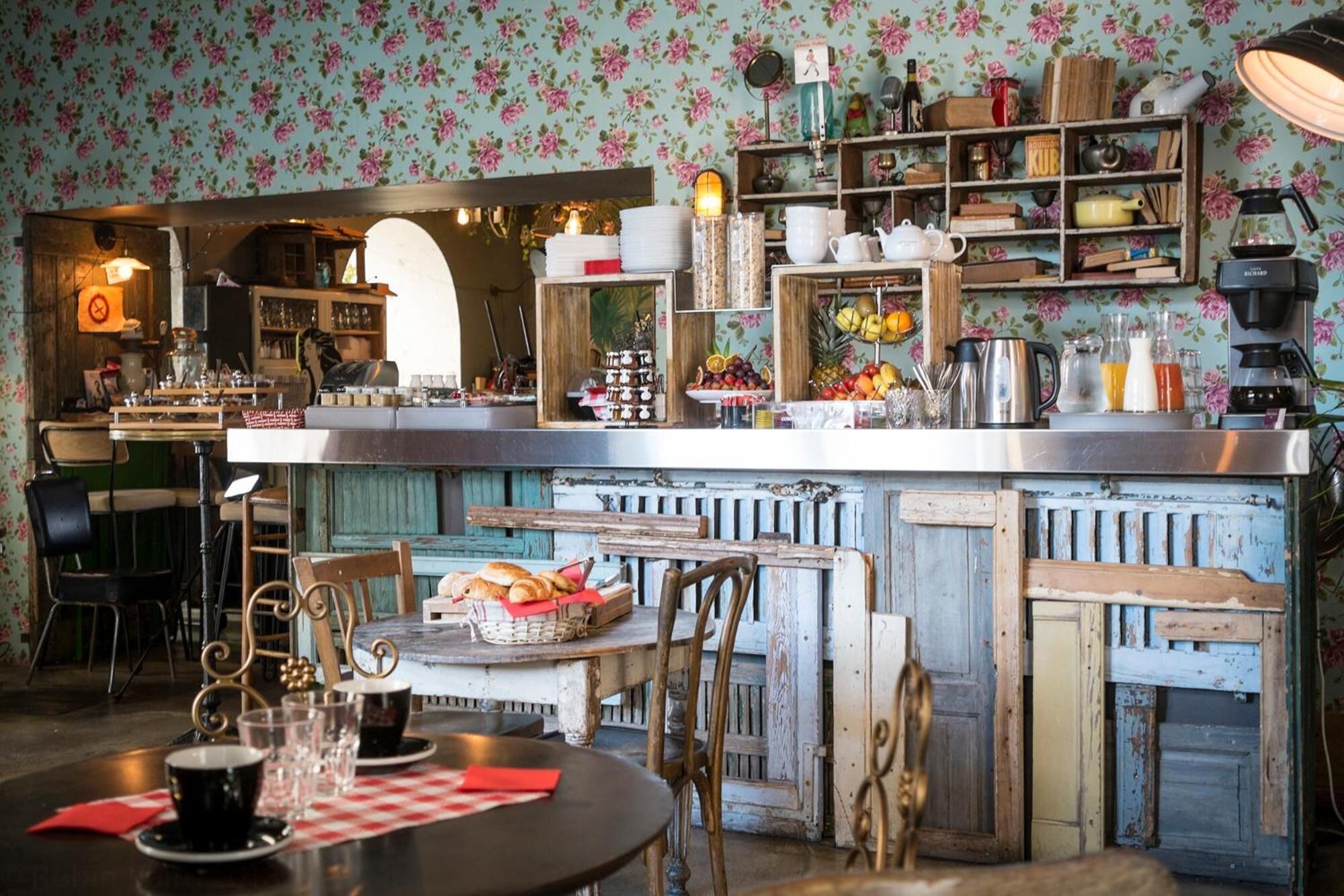 lunch and dinner served