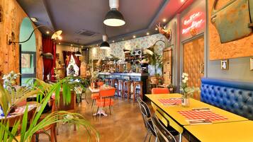 Daily continental breakfast (EUR 15.00 per person)