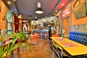 Daily continental breakfast (EUR 15.00 per person) - Hôtel Le G (Nice)