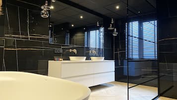 Executive Suite, 1 Bedroom | Bathroom