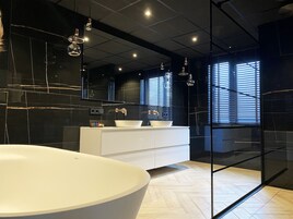 Suíte executiva, 1 quarto | Banheiro | Chuveiro, chuveiro com efeito de chuva, produtos de toalete grátis 