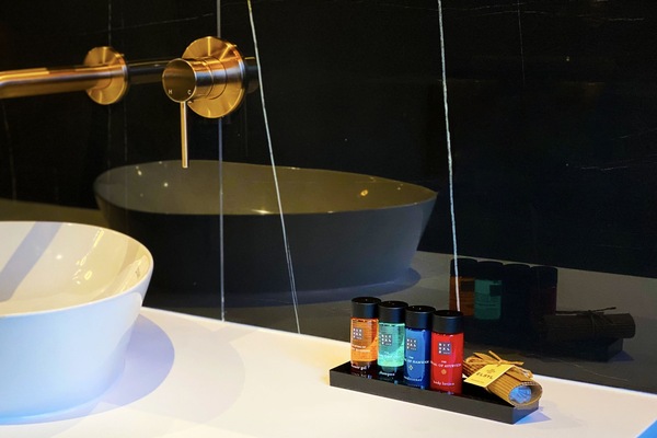 Ducha, cabezal de ducha tipo lluvia, artículos de tocador gratuitos