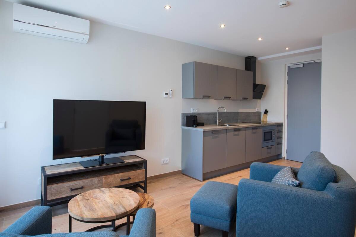 32-inch flat-screen tv with digital channels, tv