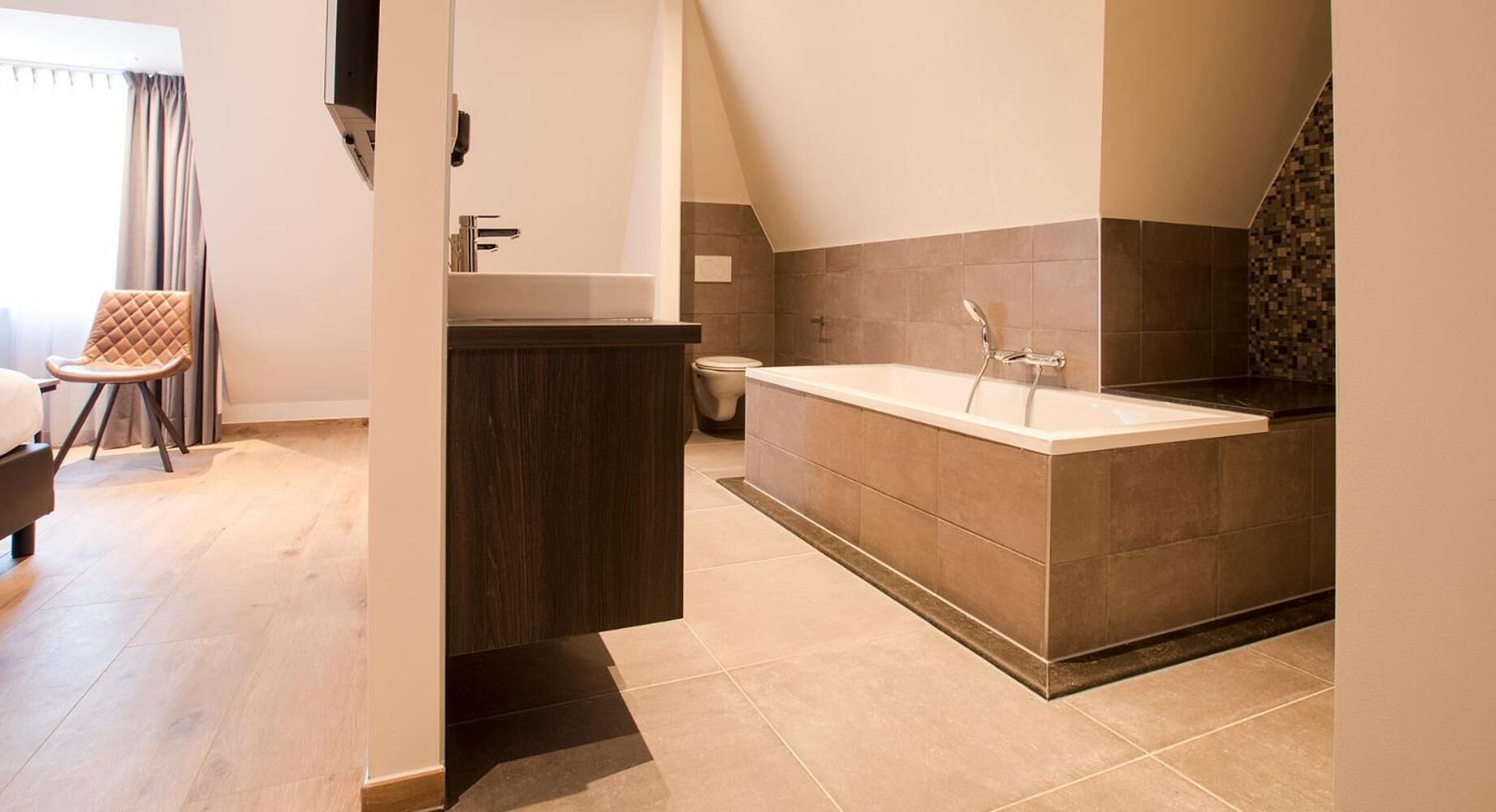 shower, rainfall showerhead, free toiletries, hair dryer