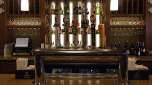 Zona de bar con un letrero que dice "1000 Islands Bar" y varias botellas y vasos.